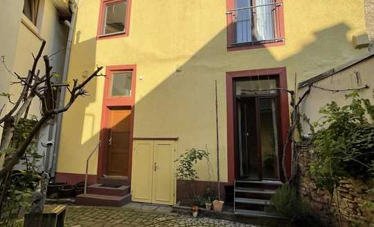 EINZIEHEN UND WOHLFÜHLEN -  UNIKATES HINTERHAUS-WOHNREFUGIUM IM HERZEN DER DURLACHER ALTSTADT…