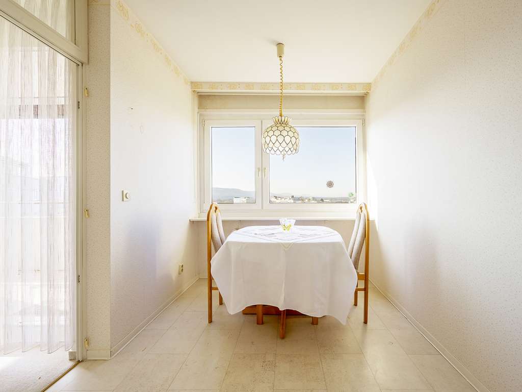 Immobilie in Ettlingen - Hoch hinaus: 3-Zimmer-Wohnung im 9. OG mit Schwarzwaldblick - Bild 2