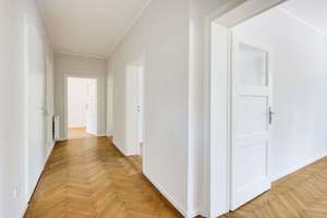 Altbau-Charme am idyllischen Schlosskanal: Lichterfüllte, perfekt geschnittene 3-Zimmer-Wohnung – Die vollständige Adresse der Immobilie erhältst du vom Anbieter., 80638 Nymphenburg, München – Vorschaubild 3