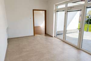Seltene Gelegenheit: Bungalow mit 2.000 m² Grundstück, Nebengebäude und Baupotenzial – Die vollständige Adresse der Immobilie erhältst du vom Anbieter., 94486 Osterhofen – Vorschaubild 2