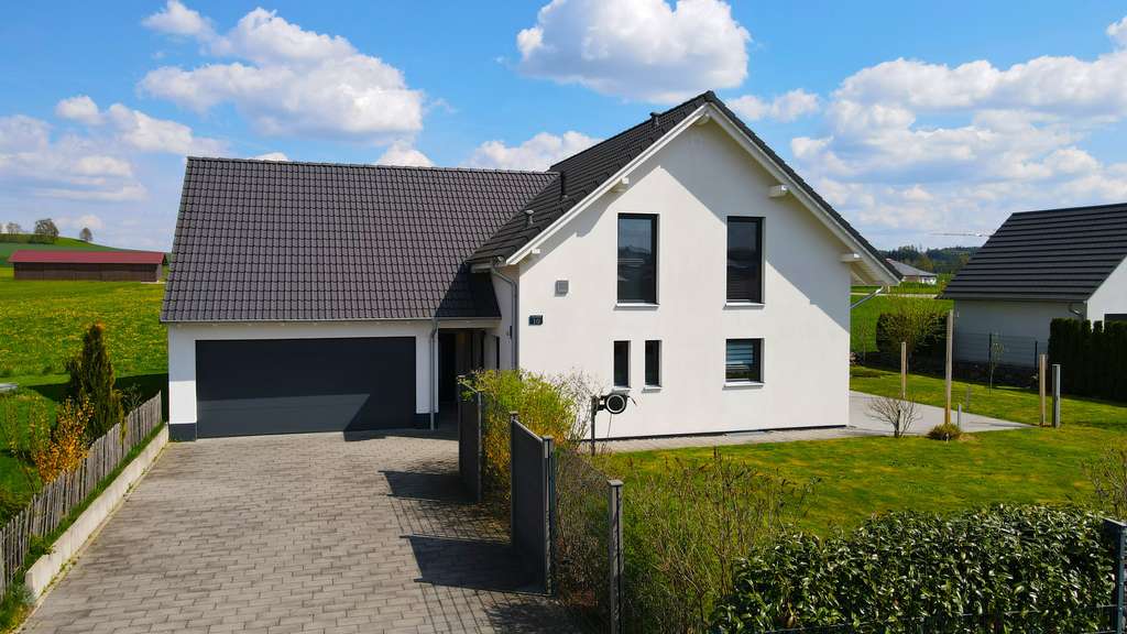 Immobilie in Breitenbrunn - MODERN, FEIN, SCHÖN! EFH MIT DOPPELGARAGE & SONNIGEM GARTEN AM ORTSRAND! EIN ZUHAUSE! - Bild 2