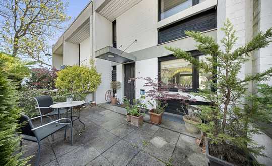 Schönes Reihenhaus im Bauhausstil mit sonnigem Garten und großer Terrasse