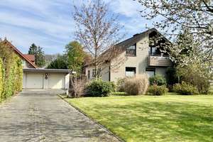 Einfamilienhaus mit großem Garten und Doppelgarage