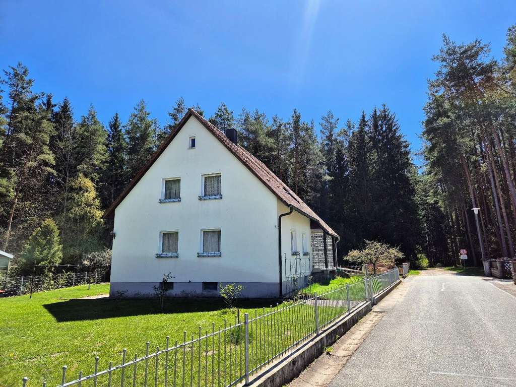 Immobilie in Weiherhammer - Natur pur & Renditechance: Gepflegtes Zweifamilienhaus am Waldrand – Provisionsfrei!  - Bild 2