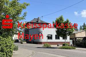 Wohn-, Geschäftshaus mit Ladenlokal und 2 Wohnungen .    – Die vollständige Adresse der Immobilie erhältst du vom Anbieter., 56637 Plaidt – Vorschaubild 1