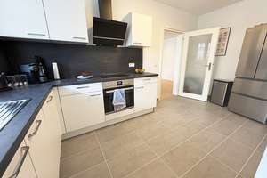 Direkt einziehen! 3 Zimmer mit Einbauküche, 2 Balkone & Blick ins Grüne, Duschbad, Gäste-WC, Aufzug – Klerschweg 1, 50968 Bayenthal, Köln – Vorschaubild 11