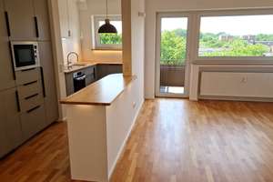 Studio-Charakter & Weitblick ins Grüne, Ersteinzug nach Sanierung, Küche, Balkon, Garage, Keller