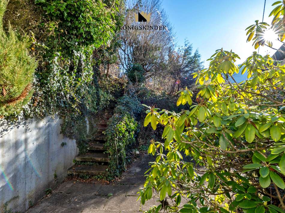 Zugang zum oberen Gartenteil