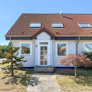 Attraktive Doppelhaushälfte in hochwertiger Holzständerbauweise – modern saniert & bezugsbereit