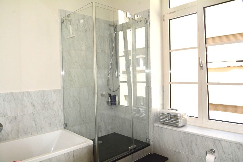 Traumhafte Altbauwohnung .. V-E-R-M-I-E-T-E-T... image