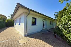 Reserviert/Massiv gebauter Bungalow in traumhaft ruhiger Lage inkl. Einliegerwohnung – Die vollständige Adresse der Immobilie erhältst du vom Anbieter., 90765 Ronhof, Kronach, Fürth – Vorschaubild 2