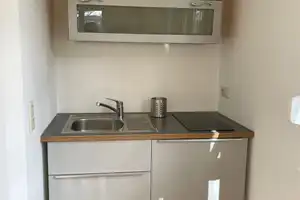 Helle 1-Zimmer-Wohnung möbliert in Stuttgart-Obertürkheim hell  – Stuttgart – Vorschaubild 2