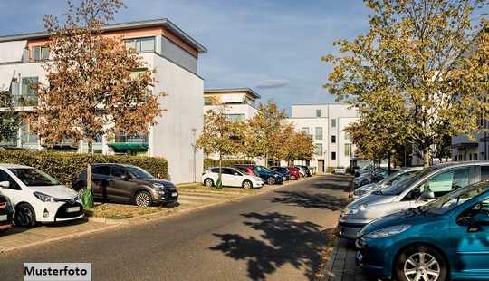 Bild von Dreifamilienhaus und 2 Garagen