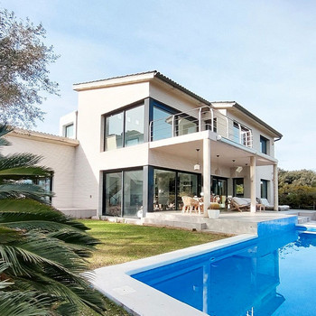 Exklusive Designervilla mit Panoramablick auf Girona