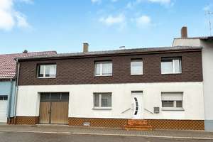 Solides 1-2 Familienhaus mit Ausbaureserve und Hof – perfekt für Familien oder kreative Selbstgestal
