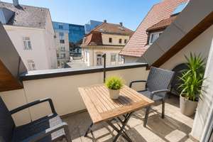 Schöne und helle 2,5 Zimmer  Maisonette Wohnung mit Terrasse mitten in Bad Cannstatt