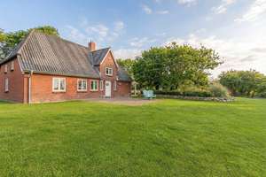 Historisches "Juwel am Deich" - Großzügiges Wohnen auf 1.800 m² Traumgrundstück nahe Sylt & Föhr