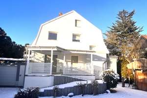 Erstbezug nach Renovierung: Elegante Villa mit Südterrasse, Gartenparadies und XL Garage