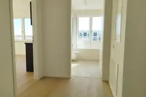 Modernes 1-Zimmer-Apartment mit Einbauküche und Tageslichtbad in urbaner Umgebung – Kyivstrasse 5, 81735 München – Vorschaubild 3