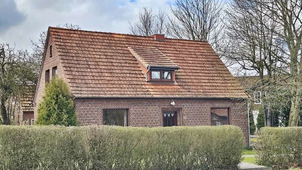 Immobilie in Deinstedt - immo-schramm.de: Gepflegtes Wohnhaus mit Garage - Bild 1