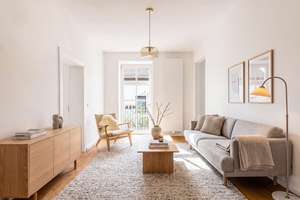 Lichtdurchflutete 2-Zimmer-Altbauwohnung mit Charme und Südbalkon am Zenettiplatz