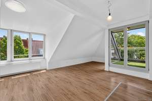 GEORGI: helle Dachgeschosswohnung mit Südwestbalkon in einem 4-Parteien-Haus