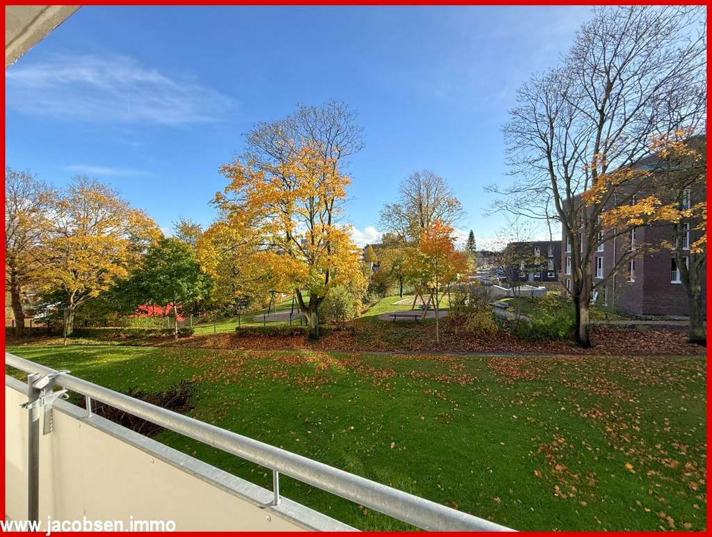 Immobilie in Schleswig - Zentral, aber dennoch ruhig gelegen - komfortable 4-Zimmer-Wohnung mit Balkon im Herzen Schleswigs - Bild 1