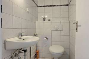 Freiwerdende 4-Zimmer-Wohnung  mit Süd-Westloggia und Fahrstuhl  nur 300 Meter vom Kudamm! – Lewishamstr. 9, 10629 Charlottenburg, Berlin – Vorschaubild 16