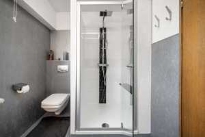 Exklusive Bungalow Villa mit WOW-EFFEKT! Pool, Sauna, Riesengarten, PV und viiiiiel Platz! – Reutlingen (Kreis) – Vorschaubild 14