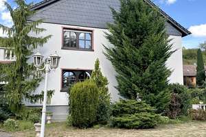 Attraktives 10-Zi-Zweifamilienhaus mit schönem Garten und Garage, ideal zum Wohnen und Vermieten! – Die vollständige Adresse der Immobilie erhältst du vom Anbieter., 97523 Schwanfeld – Vorschaubild 1