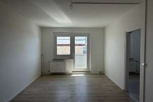 Ideal für Singles oder Pärchen - In Sanierung mit Balkon und Wannenbad!