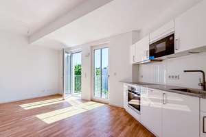 Helle, ruhige vermietete Wohnung (3,8%) zur Hofseite - sonniger Balkon mitten in der Hauptstadt
