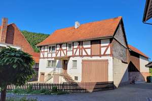 FÜR HANDWERKER!!! Sanierungsbedürftiges Fachwerkhaus mit Werkstattgebäude und Garagen