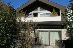 "ANGENEHMES WOHNERLEBNIS" - REIHENMITTELHAUS MIT POTENTIAL IN SACHSENHAUSEN – Sachsenhäusener Landwehrweg 254, 60598 Frankfurt am Main – Vorschaubild 1
