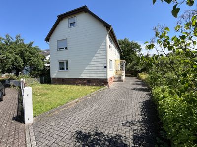 Gepflegtes Ein- bis Zweifamilienhaus mit ausgeb. Dachgeschoss und Wirtschaftsgebäude