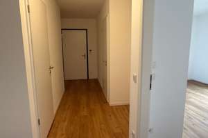 Perfekte 4-Zimmer-Wohnung für Familien mit Einbauküche, Loggia und Keller inklusive!  – Biedenkopfer Straße 52, 13507 Tegel, Berlin – Vorschaubild 2