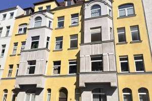 Charmante, modernisierte 2-Zimmer-Eigentumswohnung mit Balkon, Parkettboden, Küche und Tageslichtbad – Kriegerstraße 17, 30161 Vahrenwald, Hannover – Vorschaubild 1
