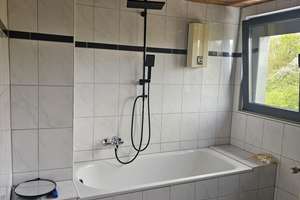 Helle 3- Zimmer Dachgeschosswohnung
650 € - 86 m² - 3.0 Zi. – Die vollständige Adresse der Immobilie erhältst du vom Anbieter., 53501 Grafschaft – Vorschaubild 2