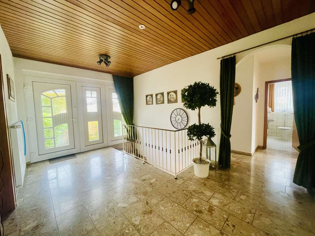 Immobilie in Lich - Einfamilienhaus m. ausgebauten Untergschoss und Garten in begerter Lage von Lich! - Bild 2