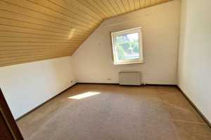 Zweifamilienhaus mit Traumgarten, 2 Garagen, Pool, ausgebautem Souterrain und schöner Aussicht – Wetteraukreis – Vorschaubild 12