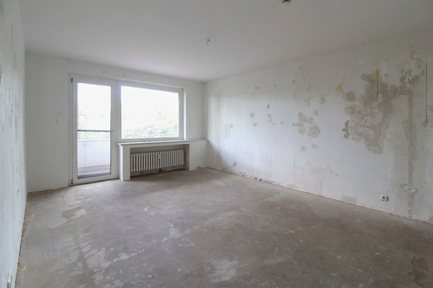 Bezugsfreie Wohnung im 4. OG – provisionsfrei und renovierungsbedürftig in Duisburg, Duisburg – Bild 4