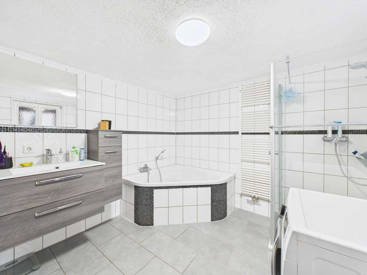 Immobilie in Oberderdingen - Wohnen mit Charme: Saniertes Einfamilienhaus mit Scheune im Ortskern | Oberderdingen | - Bild 1