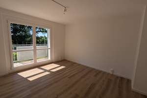 Helle sanierte Wohnung mit Balkon und Blick in die begrünte Umgebung – Die vollständige Adresse der Immobilie erhältst du vom Anbieter., 1279 Laubegast, Dresden – Vorschaubild 2