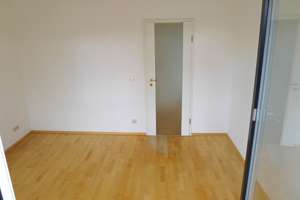 Attika-Wohnung mit 3 Zimmern und zwei Balkonen Nähe Nymphenburger Schlosspark in München-Obermenzing – Kirschäckerweg 20, 81247 Obermenzing, München – Vorschaubild 4