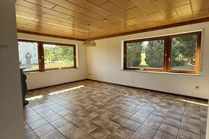 Großzügige 5-Zimmer-Splitlevel-Wohnung mit 153 m², Balkon, Garten und Kaminofen – Kirchweg 8, 75323 Bad Wildbad – Vorschaubild 5