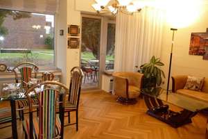 Exklusive 3-Zimmer-Wohnung mit Traumgarten und wohnlich ausgebautem Untergeschoss! 