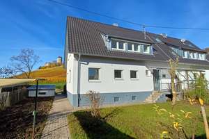 Sie suchen ein neues Zuhause für Ihre Familie? DHH mit großem Garten und Garage – Die vollständige Adresse der Immobilie erhältst du vom Anbieter., 71717 Beilstein – Vorschaubild 2