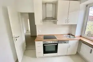 3-Raum-Wohnung mit gehobener Innenausstattung mit Einbauküche in München – München – Vorschaubild 1