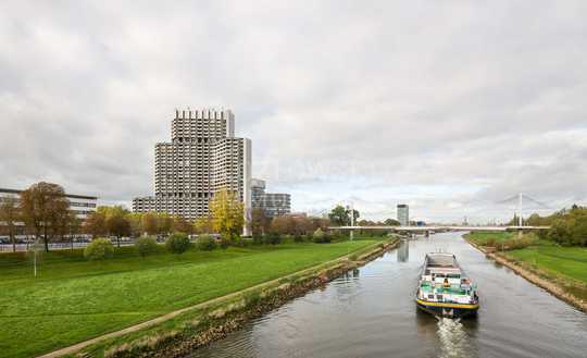Collinicenter am Neckarufer - Großzügige Panoramawohnung mit zwei Loggien!