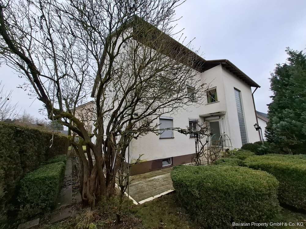 Renovierungsbedür. 2-Familienhaus mit ausbaufähigem DG in Straßkirchen, 3 Garagen, kurzfristig frei!, Straubing Bogen Kreis – Bild 2